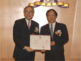 香港中文大學校長劉遵義教授（左）頒授工程學院榮譽教授證書予馬頌德副部長。